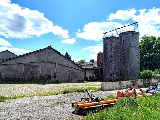 Hofflächen und Siloanlagen