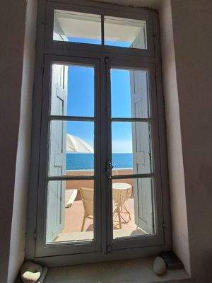 Kreta, Kalyves: Elegante neoklassizistische Villa am Meer zu verkaufen