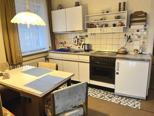 gemütliche Küche mit Essbereich