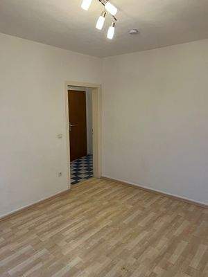 Leeres Wohnzimmer mit Tür