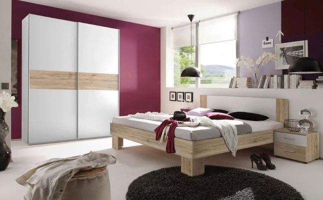 Bett in Schlafzimmer