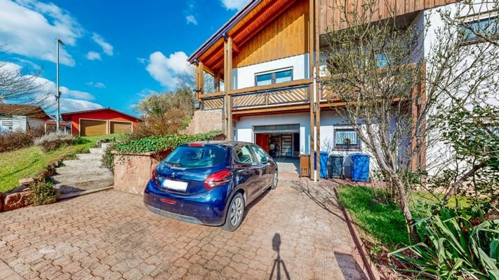 Hausansicht mit Garage