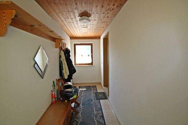 Gang zwischen Garage und Haus