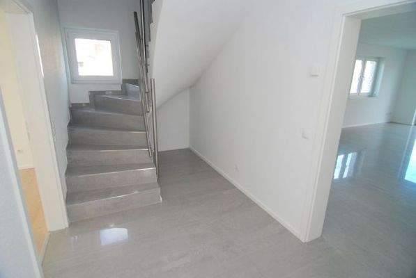 Flur mit massiver Treppe.jpg