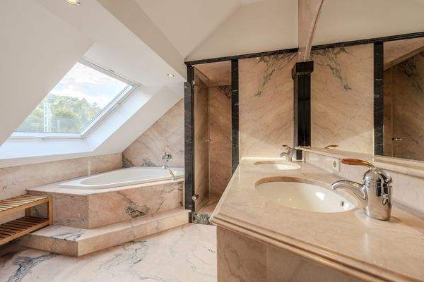 2. DG / Masterbad mit Badewanne und Dusche