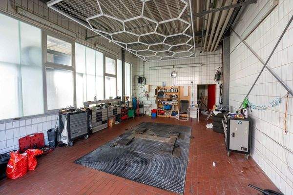 Waschraum mit Hebebühne