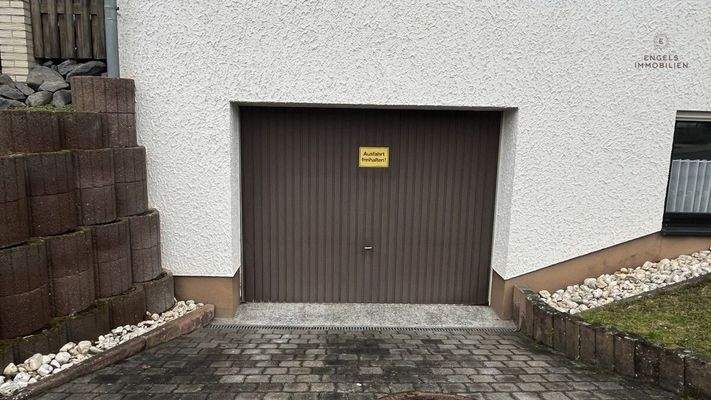 Garage mit Stellplatz
