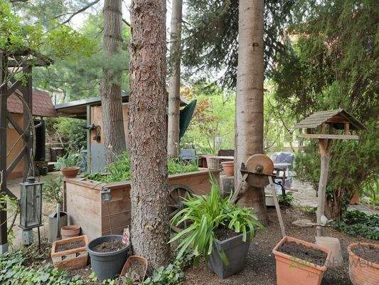 Sitzecke hinter dem Gartenbereich