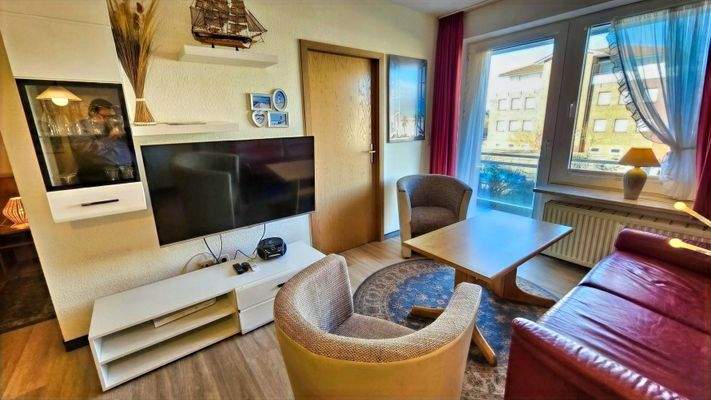 Wohnzimmer mit Schlafzimmertür