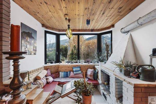 Sitz- und Kuschelecke samt offenem Kamin