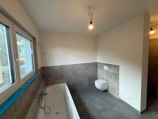 Bad mit Fenster, Wanne, WC, Dusche