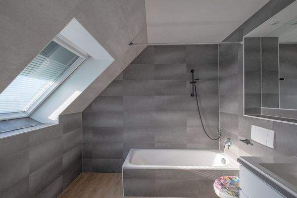 Tageslichtbad mit Wanne