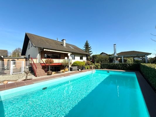 Hausansicht mit Pool