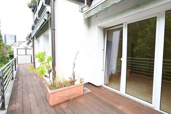 Balkon mit Holzterrasse