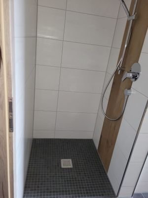 Auf Wunsch ebenerdige Dusche 