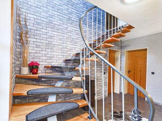 Stahltreppe mit Holzstufen