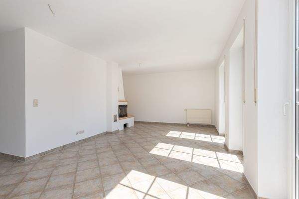 Der helle Wohnbereich mit Kamin