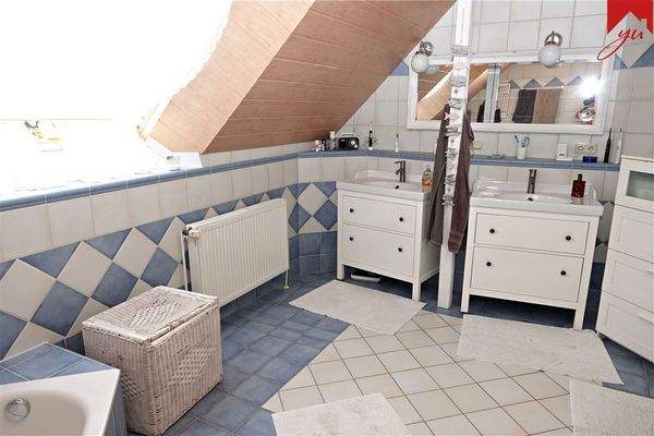 stilvolles Badezimmer im Obergeschoss