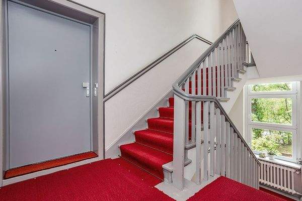 Treppenhaus mit Eingangstür 