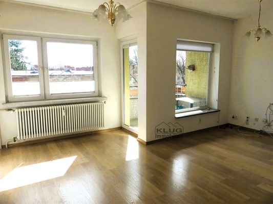 Wohnzimmer mit Ausgang zum Bal