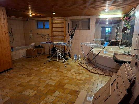 Sauna und Whirlpool im Keller