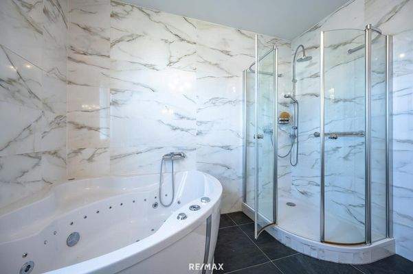 Bad mit Wanne und Dusche