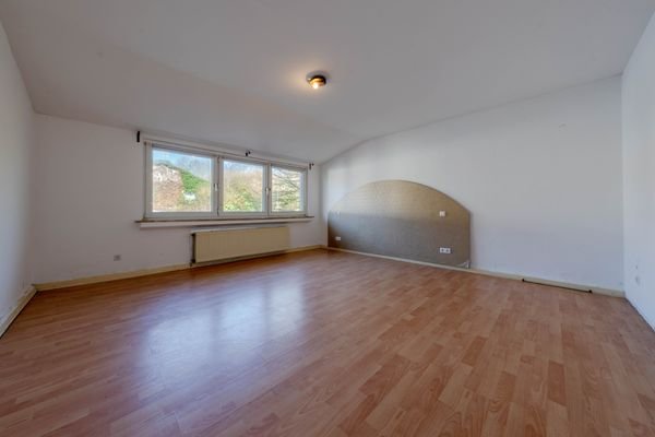 1.OG li. Schlafzimmer 