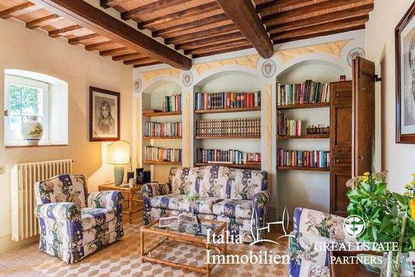 Schöne helle Villa in herrlicher Lage mit Türmchen, Pool, Weinberg und Olivenhain