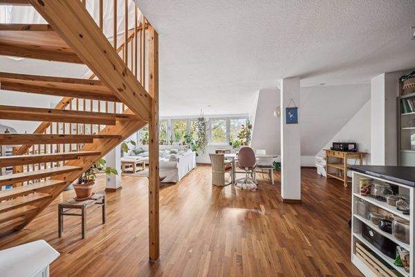 Wohnzimmer mit Treppe zum Dachgeschoss