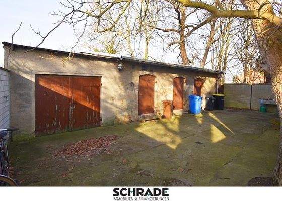 Massives Garagengebäude mit Lagerräumen