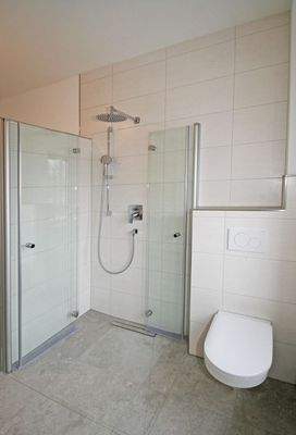 Bad mit Regenkopf-Dusche bodengleich