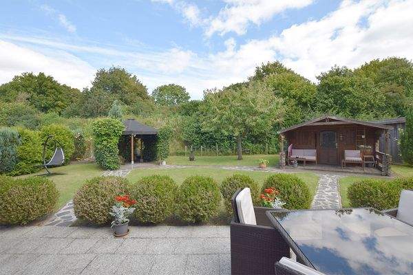 Der liebevoll angelegte Garten macht glückliches Wohnen leicht