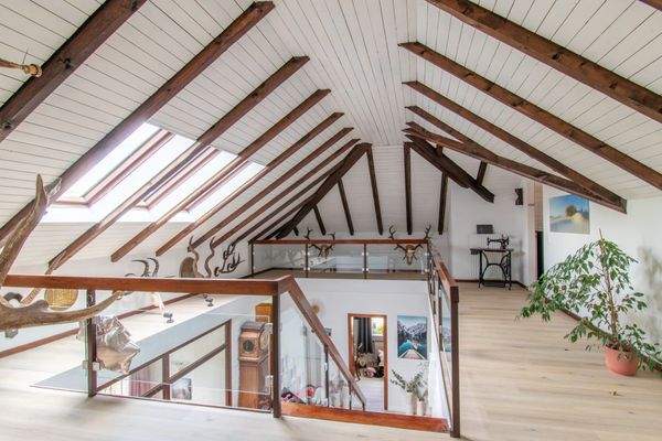 großzügige Galerie