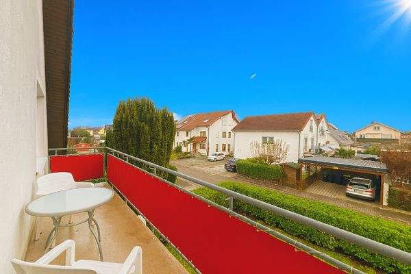 Balkon vom Wohnzimmer und Schlafzimmer betretbar