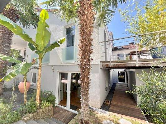 Über den Hof zum ...