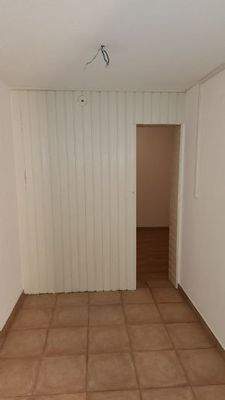 Büro mit Durchgang zum Kellerraum