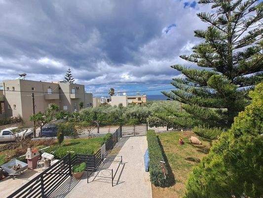 Große Villa mit offenem Meerblick und vier Mietwohnungen