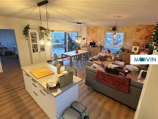 Ansicht II: Wohn- und Esszimmer mit offenem Küchenbereich