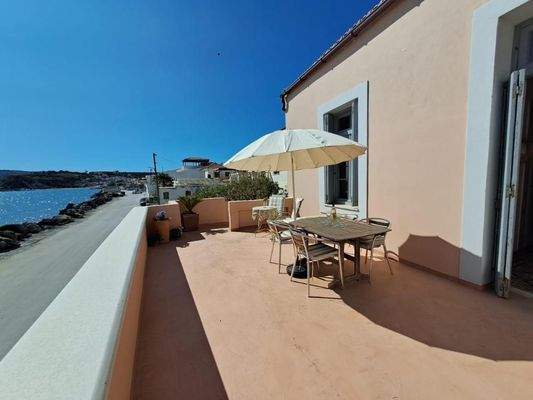 Kreta, Kalyves: Elegante neoklassizistische Villa am Meer zu verkaufen