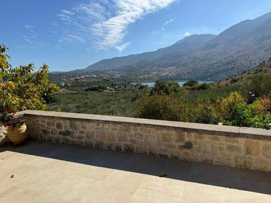 Kreta, Kournas: Malerisches Steinhaus mit bezauberndem See- und Meerblick zu verkaufen