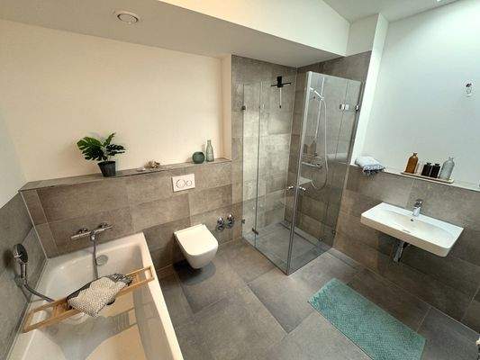 Bad mit Glasdusche und Badewanne