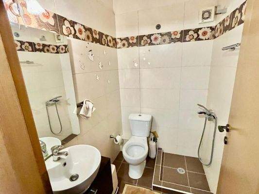 Kreta, Agios Nikolaos: Geräumige Wohnung im 2. Stock mit Panoramablick auf das Meer zu verkaufen