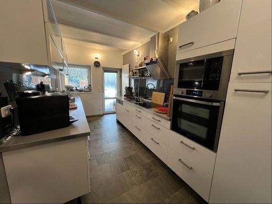 Küche mit Einbauküche