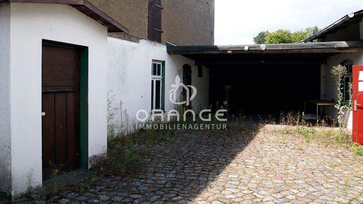 Innenhof mit Nebengelass sowie  Zugang zum Wohnhaus