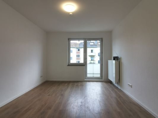 Wohnzimmer mit angrenzendem Balkon