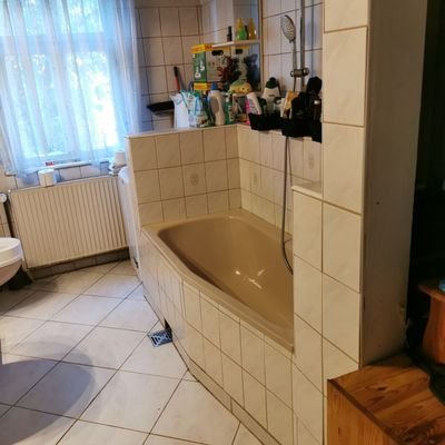 Bad mit Blick auf Badewanne