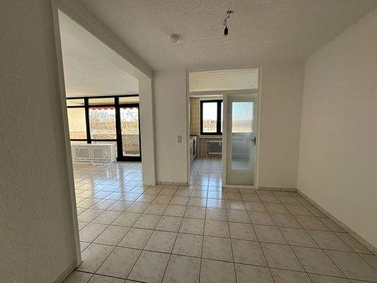 Blick zur Küche und Wohnzimmer 