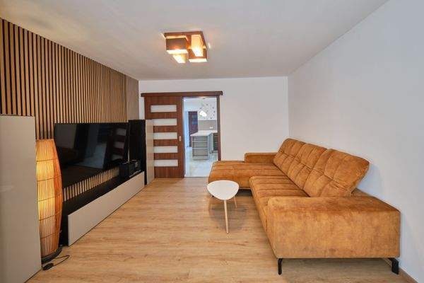 Wohnzimmer mit Zugang zur Küche