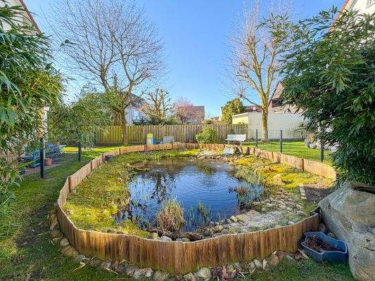 Teich neben dem Gebäude