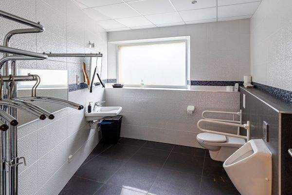 Großzügiges Behinderten-WC...